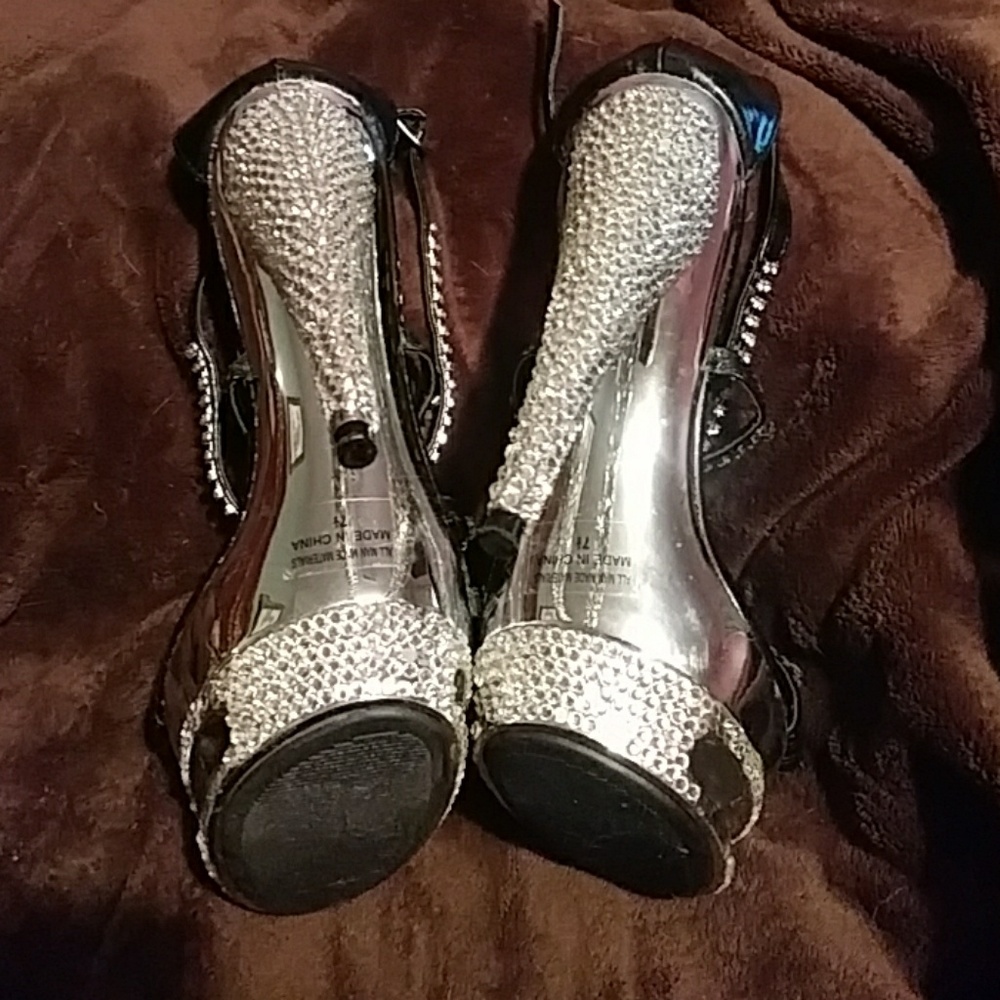 Shoes - Picture 4 of 4